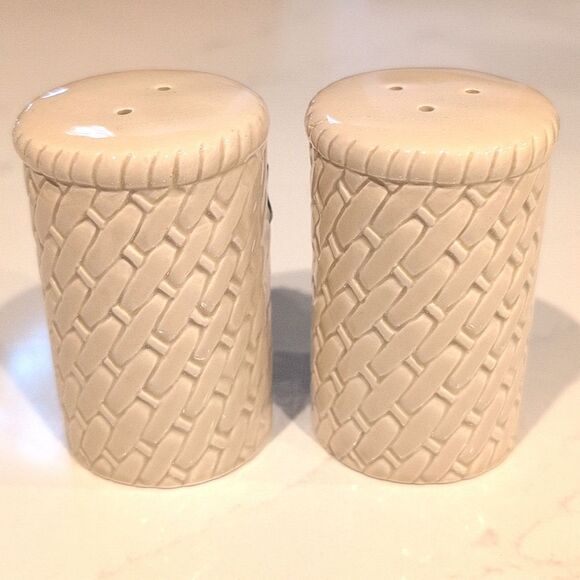 Otagiri Holiday Salt & Pepper Shakers Holly and Berry Vintage - Picture 5 of 7